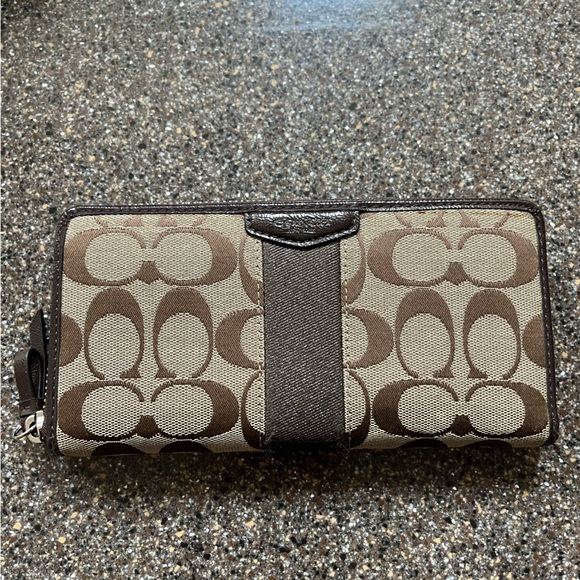 Coach: Green and brown purse and matching wallet - Picture 5 of 7